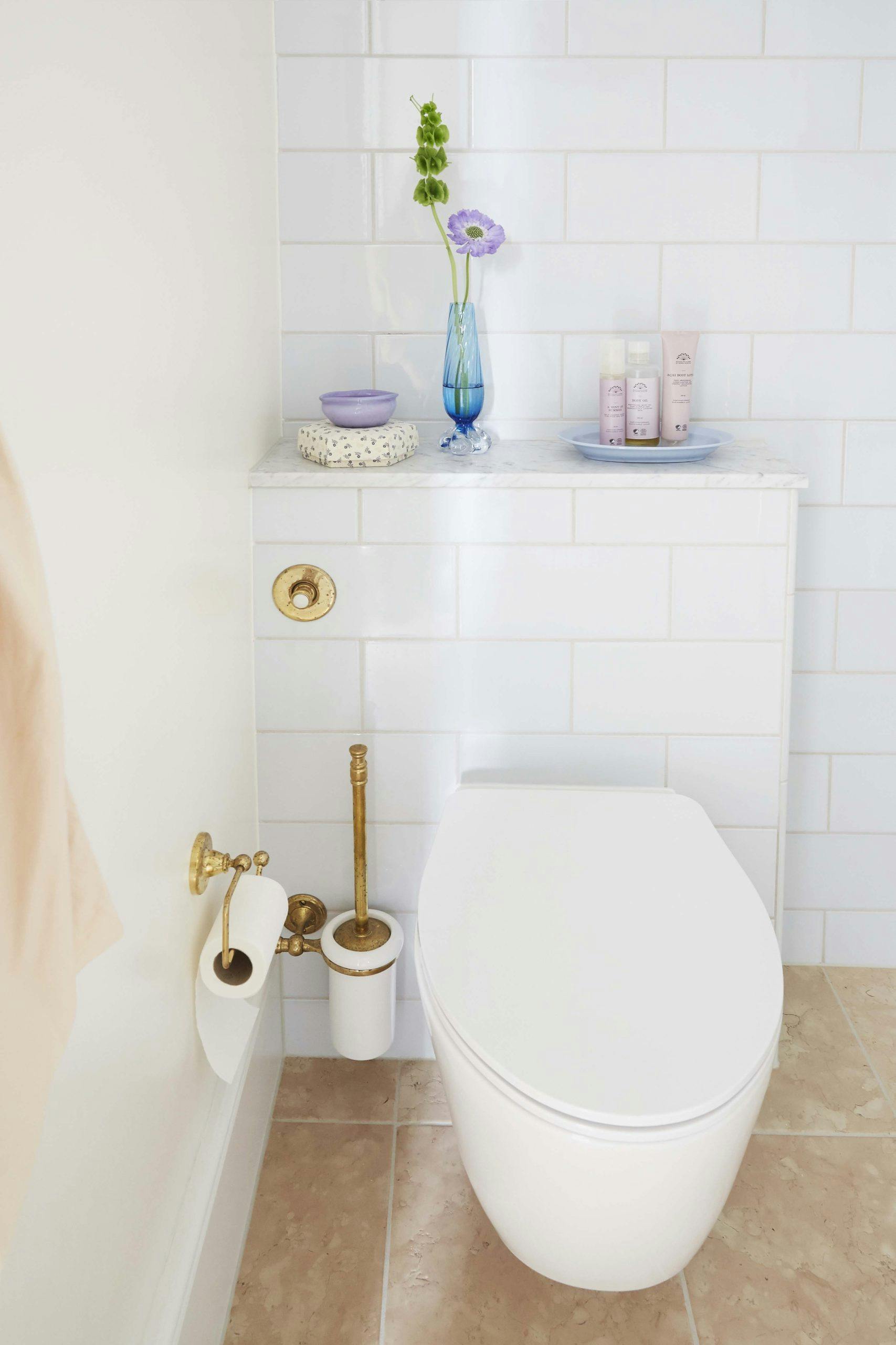 harmuthstilkiftbom220208 xzgv2 hvite og gull detaljer badet